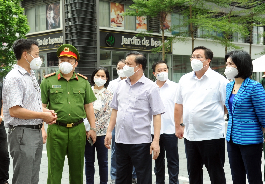 Bí thư Thành ủy Đinh Tiến Dũng kiểm tra công tác phòng, chống dịch tại Khu đô thị Times City