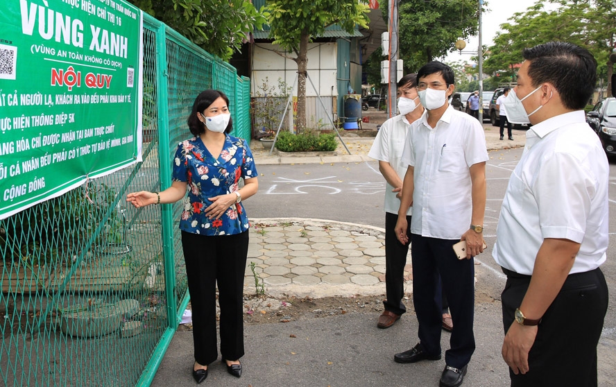 Phó Bí thư Thường trực Thành ủy Hà Nội Nguyễn Thị Tuyến kiểm tra công tác phòng, chống dịch Covid-19 tại một chốt “vùng xanh” trên địa bàn thị trấn Quốc Oai 