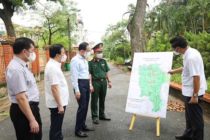 Lãnh đạo huyện Thường Tín báo cáo phương án triển khai tại các vùng xanh, đỏ, da cam trên địa bàn