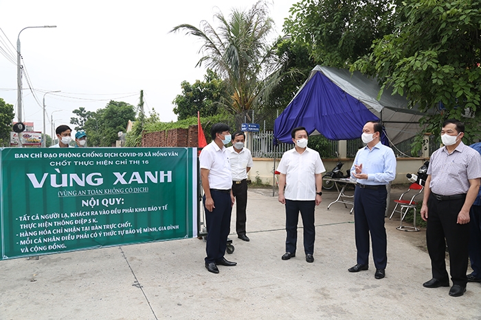 Chủ tịch HĐND TP Nguyễn Ngọc Tuấn kiểm tra tại một chốt vùng xanh trên địa bàn huyện Thường Tín