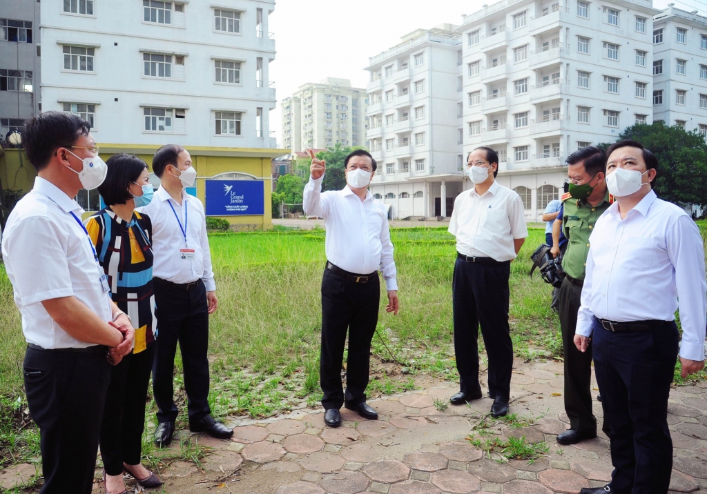 Bí thư Thành ủy Đinh Tiến Dũng kiểm tra phương án chuẩn bị cơ sở thu dung, điều trị F0 tại khu tái định cư thuộc phường Thượng Thanh