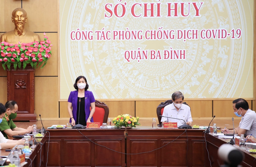 Phó Bí thư Thường Trực Thành ủy Hà Nội Nguyễn Thị Tuyến phát biểu tại buổi làm việc ở Sở Chỉ huy công tác phòng chống dịch Covid-19 quận Ba Đình