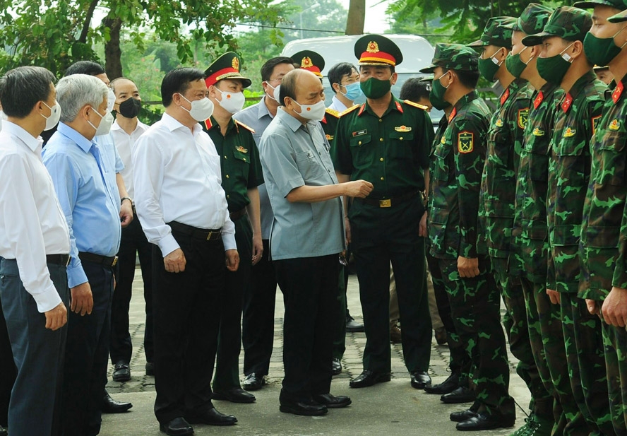 Chủ tịch nước Nguyễn Xuân Phúc động viên cán bộ, chiến sĩ và Nhân dân Thủ đô phòng, chống