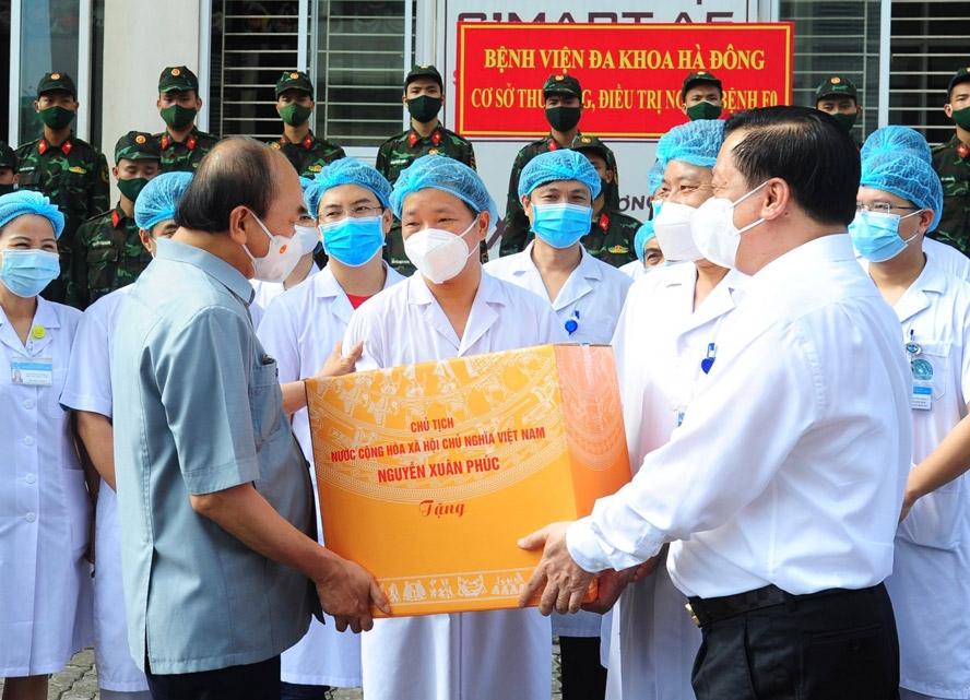 Chủ tịch nước Nguyễn Xuân Phúc, Bí thư Thành ủy Hà Nội Đinh Tiến Dũng tặng quà các đơn vị làm nhiệm vụ tại cơ sở thu dung điều trị bệnh nhân Covid-19 ở Khu nhà ở sinh viên Pháp Vân - Tứ Hiệp