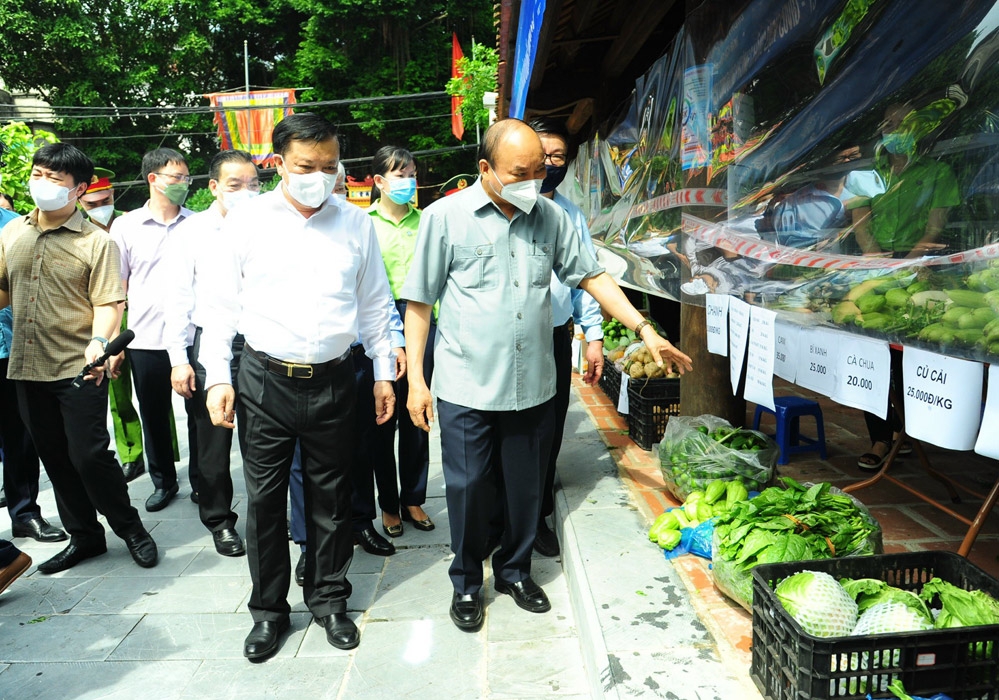 Chủ tịch nước Nguyễn Xuân Phúc cùng các đồng chí lãnh đạo Trung ương và thành phố Hà Nội kiểm tra điểm cung ứng nhu yếu phẩm phục vụ nhân dân tại chỗ của phường Bạch Đằng, quận Hai Bà Trưng