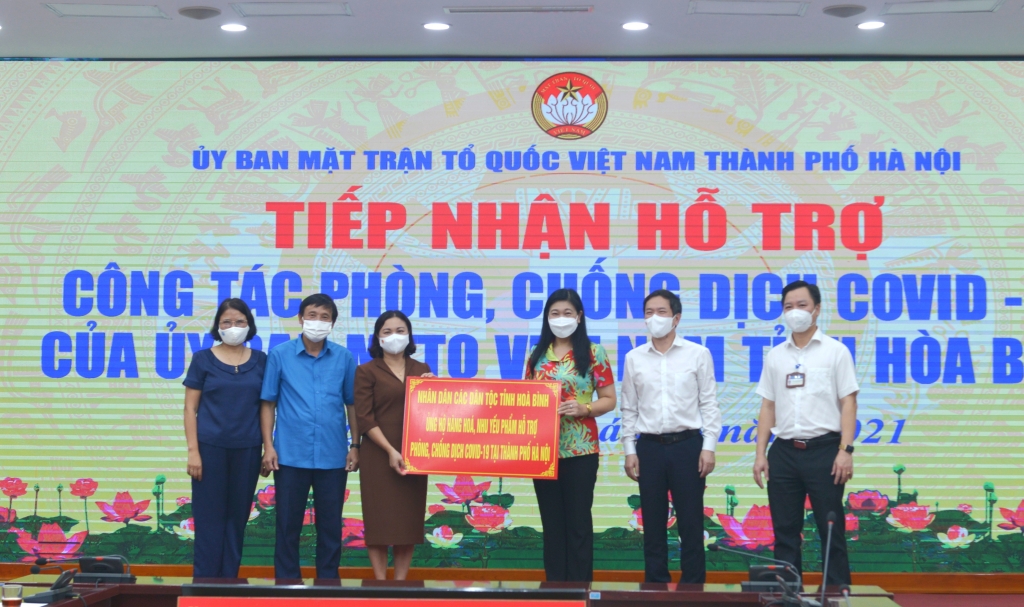 Ủy ban MTTQ Việt Nam TP Hà Nội tiếp nhận ủng hộ từ Ủy ban MTTQ Việt Nam tỉnh Hòa Bình