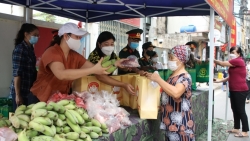 Hà Nội: "Chợ 0 đồng" ấm lòng người lao động