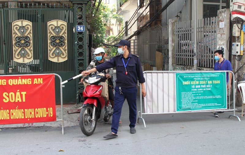 Lực lượng chức năng phường Quảng An kiểm soát người ra vào chốt ''vùng xanh an toàn'' (Ảnh Vân Nhi)