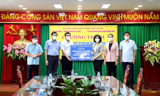 Phó Chủ tịch Thường trực HĐND thành phố Phùng Thị Hồng Hà trao 120 triệu đồng hỗ trợ người khuyết tật quận Hoàng Mai