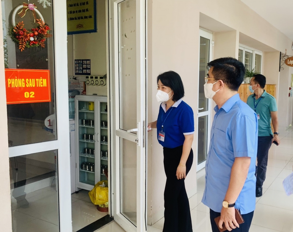 Chủ tịch UBND quận Thanh Xuân Võ Đăng Dũng kiểm tra tại điểm tiêm số 4, tại Trường Tiểu học Kim Giang, phường Kim Giang