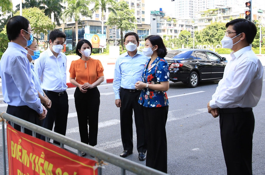 Phó Bí thư Thường trực Thành ủy Hà Nội Nguyễn Thị Tuyến kiểm tra công tác phòng, chống dịch Covid-19 tại chốt kiểm soát dịch trên địa bàn phường Cầu Diễn 