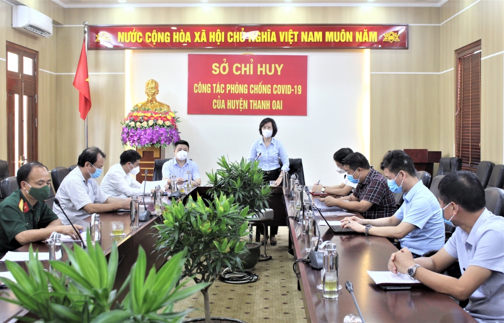 Trưởng ban Tuyên giáo Thành ủy Bùi Huyền Mai làm việc với lãnh đạo huyện Thanh Oai tại Sở Chỉ huy công tác phòng, chống dịch Covid-19 huyện Thanh Oai