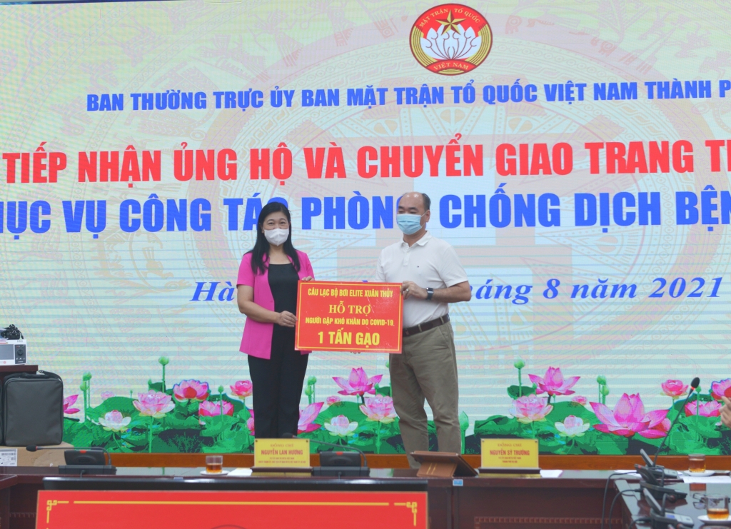 Chủ tịch Ủy ban MTTQ Việt Nam TP Hà Nội Nguyễn Lan Hương tiếp nhận ủng hộ tại chương trình