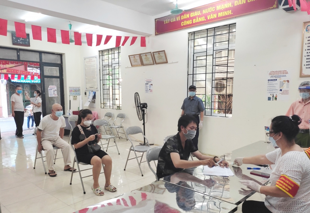 UBND phường Kim Giang chi trả tiền hỗ trợ cho các trường hợp gặp khó khăn do dịch Covid-19 trên địa bàn