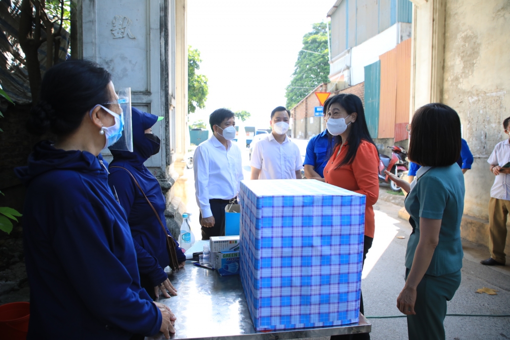 Lãnh đạo Ủy ban MTTQ TP, LĐLĐ TP, Thành đoàn Hà Nội tặng quà, động viên các chốt trực trên địa bàn phường Minh Khai