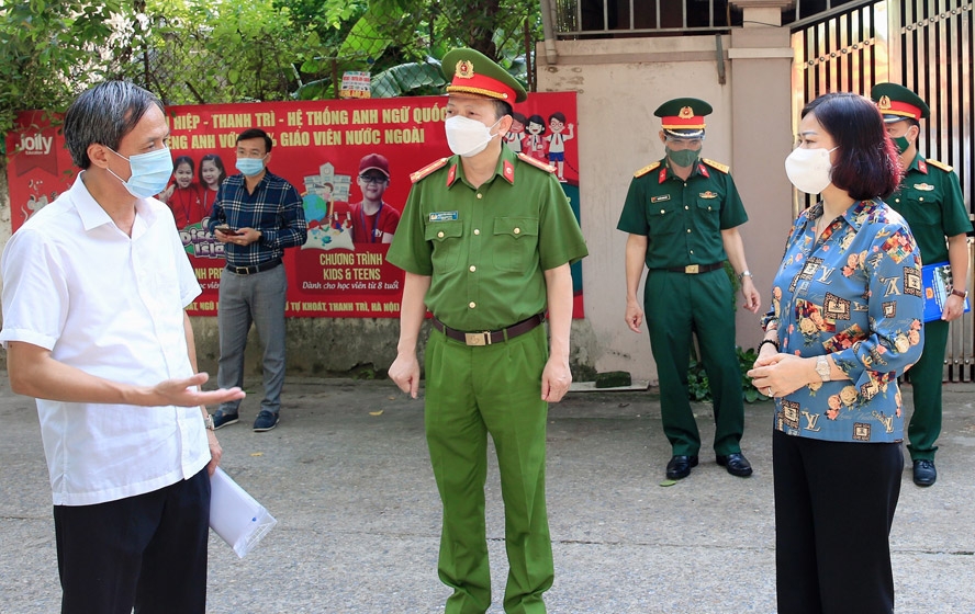 Phó Bí thư Thường trực Thành ủy Hà Nội Nguyễn Thị Tuyến kiểm tra công tác phòng, chống dịch Covid-19 tại thôn Thọ Am, xã Liên Ninh