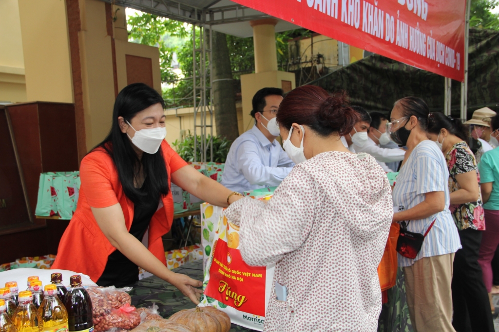 Các đồng chí lãnh đạo MTTQ Việt Nam TP Hà Nội và quận Hoàn Kiếm trao quà tới người dân