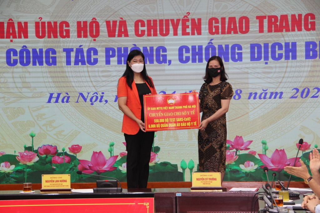 MTTQ Việt Nam TP Hà Nội chuyển giao trang thiết bị cho Sở Y tế