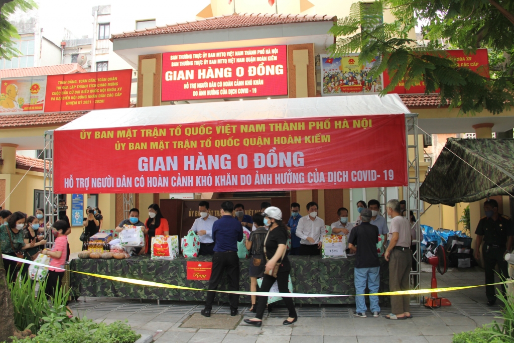 Gian hàng 0 đồng hỗ trợ người dân gặp khó khăn tại quận Hoàn Kiếm