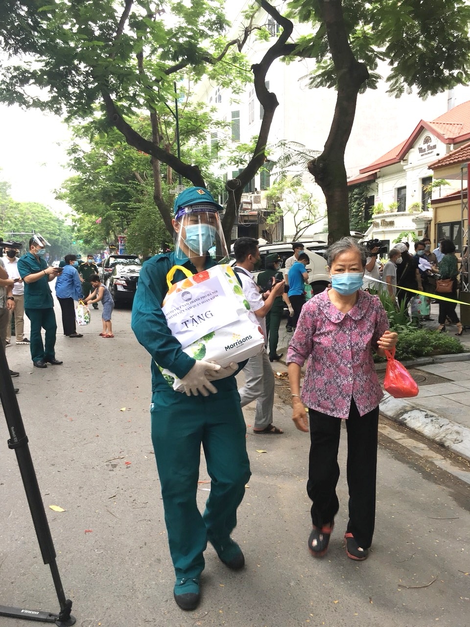 Lực lượng dân phòng hỗ trợ người dân