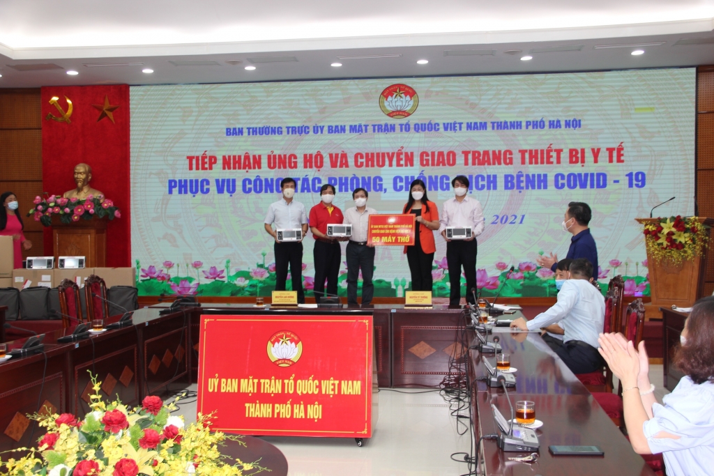 MTTQ Việt Nam TP Hà Nội chuyển giao máy thở cho Đại học Y Hà Nội