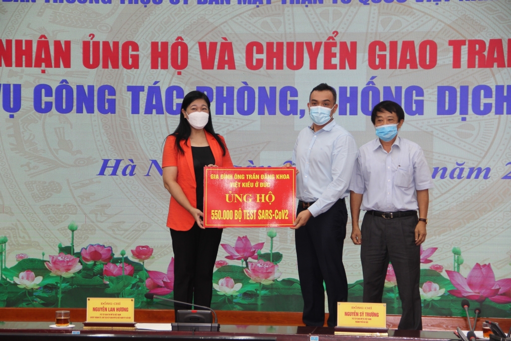 Chủ tịch Ủy ban MTTQ Việt Nam TP Hà Nội Nguyễn Lan Hương tiếp nhận ủng hộ tại chương trình
