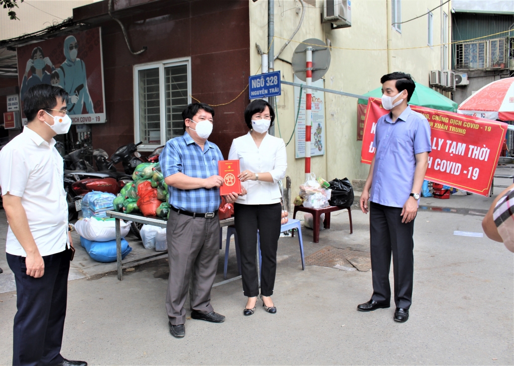 Trưởng Ban Tuyên giáo Thành ủy Bùi Huyền Mai tặng quà, động viên lực lượng tại chốt trực cách ly y tế tại ngõ 328 đường Nguyễn Trãi