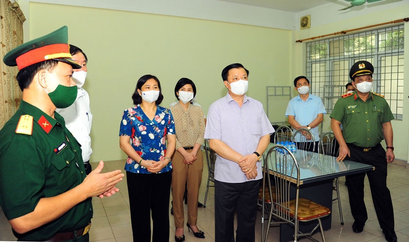 Bí thư Thành ủy Hà Nội Đinh Tiến Dũng, Phó Bí thư Thường trực Thành ủy Nguyễn Thị Tuyến kiểm tra công tác phòng, chống dịch Covid-19 tại cơ sở cách ly tập trung của huyện Thanh Trì ở Trường Cán bộ quản lý nông nghiệp và phát triển nông thôn 