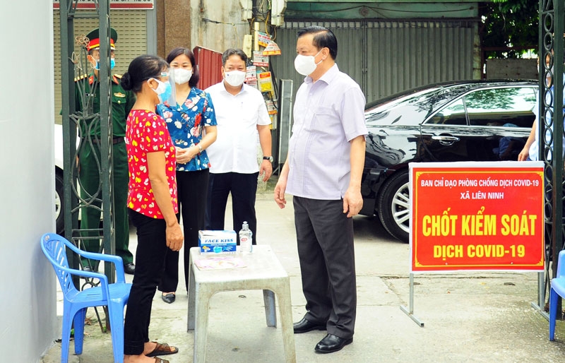 Bí thư Thành ủy Hà Nội Đinh Tiến Dũng, Phó Bí thư Thường trực Thành ủy Nguyễn Thị Tuyến kiểm tra công tác phòng, chống dịch Covid-19 tại chốt kiểm soát dịch xã Liên Ninh