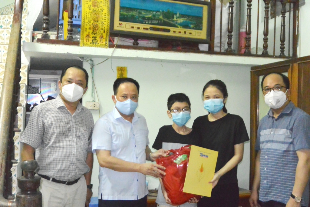 Trao hỗ trợ cho hai chị em Nguyễn Trung Hiếu