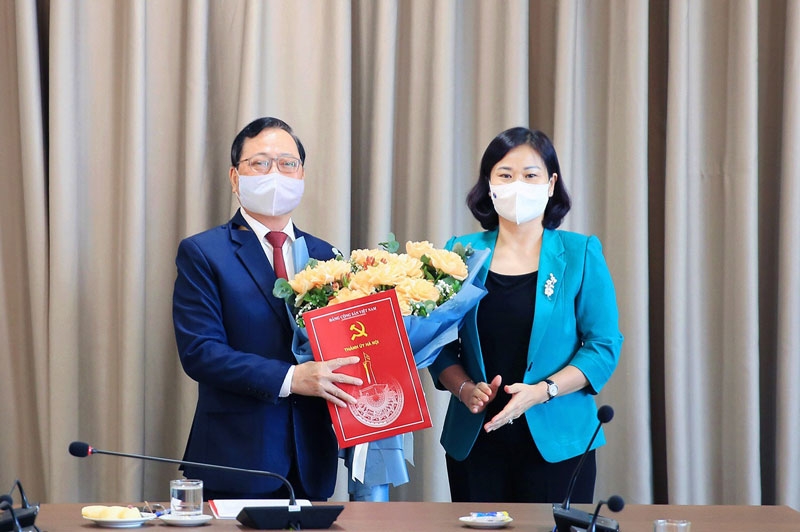Phó Bí thư Thường trực Thành ủy Nguyễn Thị Tuyến trao quyết định và tặng hoa chúc mừng đồng chí Nguyễn Kim Hoàng 