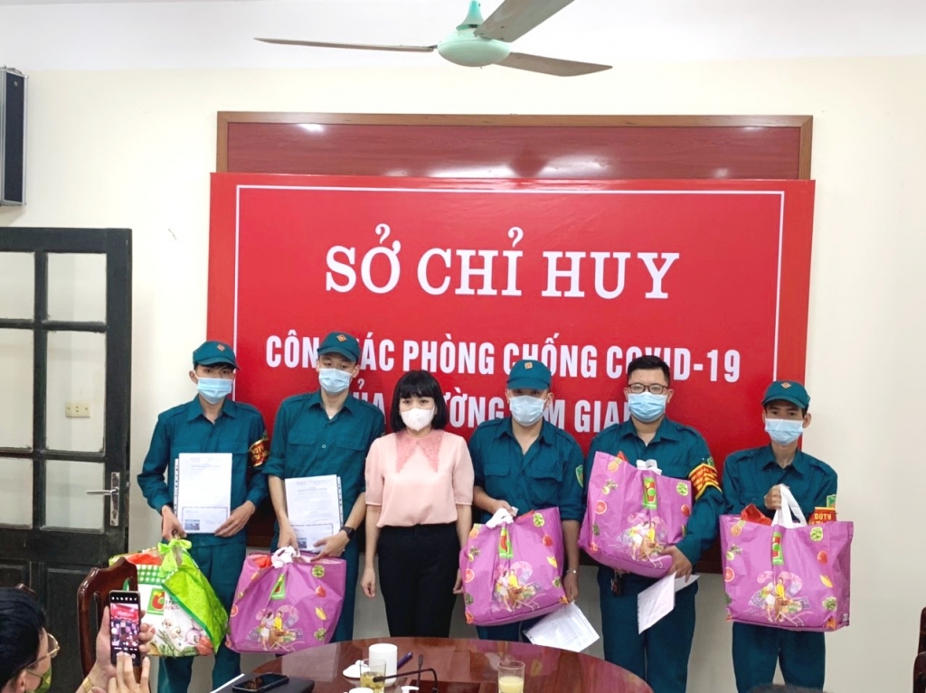 Lãnh đạo phường Kim Giang động viên lực lượng tình nguyện phục vụ tại khu cách lt tập trung