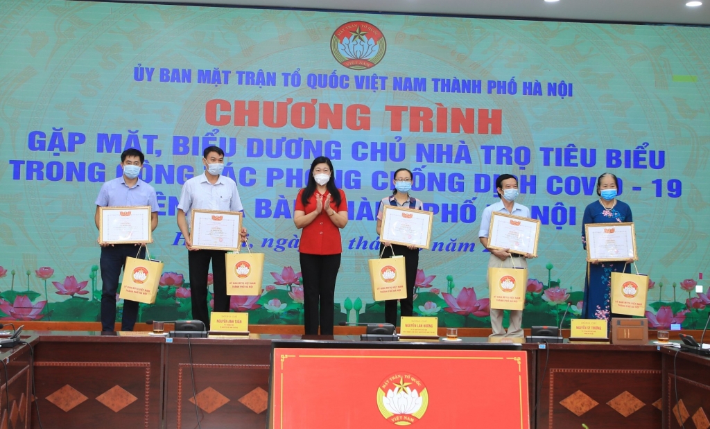 Chủ tịch Ủy ban MTTQ Việt Nam TP Hà Nội Nguyễn Lan Hương trao bằng khen cho các chủ nhà trọ tiêu biểu trong công tác phòng, chống dịch