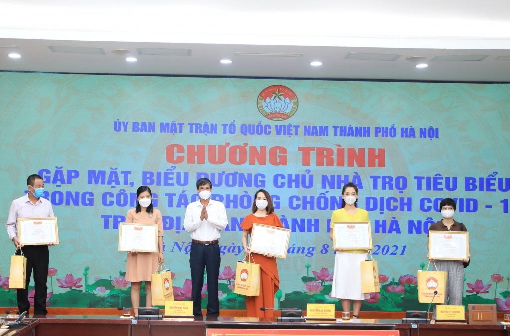 Phó Chủ tịch Thường trực Ủy ban MTTQ Việt Nam TP Hà Nội Nguyễn Anh Tuấn trao bằng khen cho các chủ nhà trọ tiêu biểu