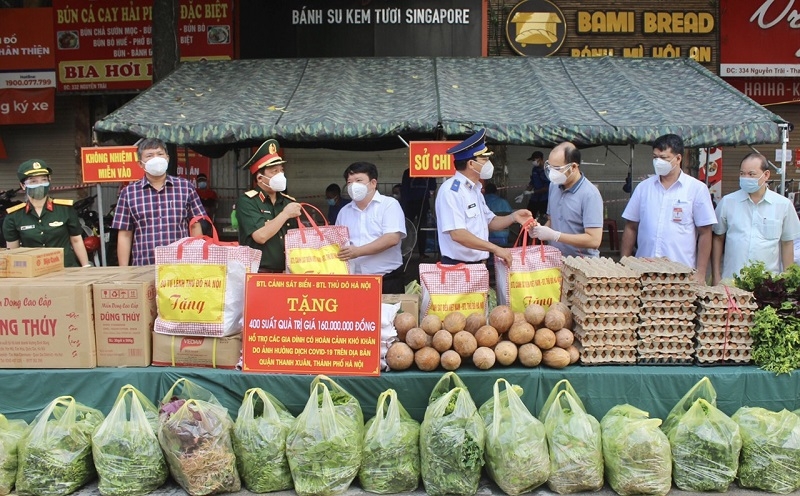 Đại diện lãnh đạo quận Thanh Xuân và phường Thanh Xuân Trung tiếp nhận hỗ trợ