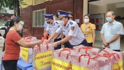 Trao 400 suất quà hỗ trợ các gia đình khó khăn tại quận Thanh Xuân