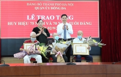 Chủ tịch HĐND TP Nguyễn Thị Bích Ngọc trao Huy hiệu Đảng tại quận Đống Đa