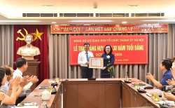 Trao Huy hiệu 30 năm tuổi Đảng cho Trưởng ban Tổ chức Thành ủy Hà Nội