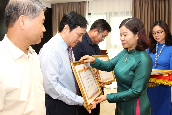 Trưởng ban Dân vận Nguyễn Thị Tuyến trao Bằng khen cho các tập thể, cá nhân có thành tích xuất sắc