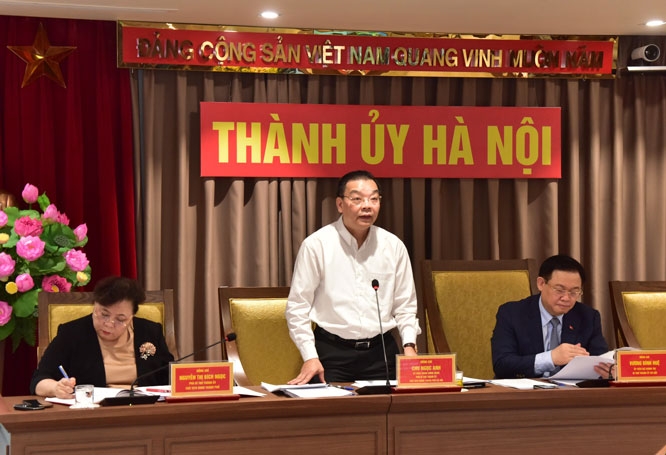 Phó Bí thư Thành ủy, Chủ tịch UBND thành phố Hà Nội Chu Ngọc Anh điều hành phần thảo luận tại hội nghị