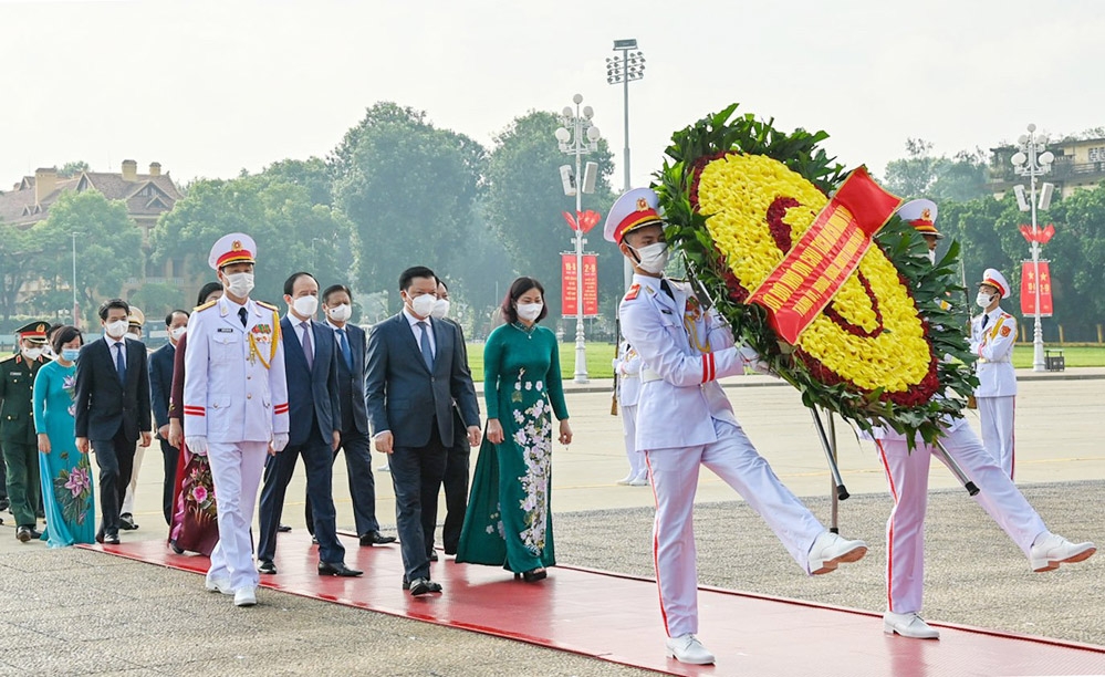 Đoàn đại biểu Thành ủy, HĐND, UBND, Ủy ban Mặt trận Tổ quốc Việt Nam thành phố Hà Nội đặt hoa và vào Lăng viếng Chủ tịch Hồ Chí Minh