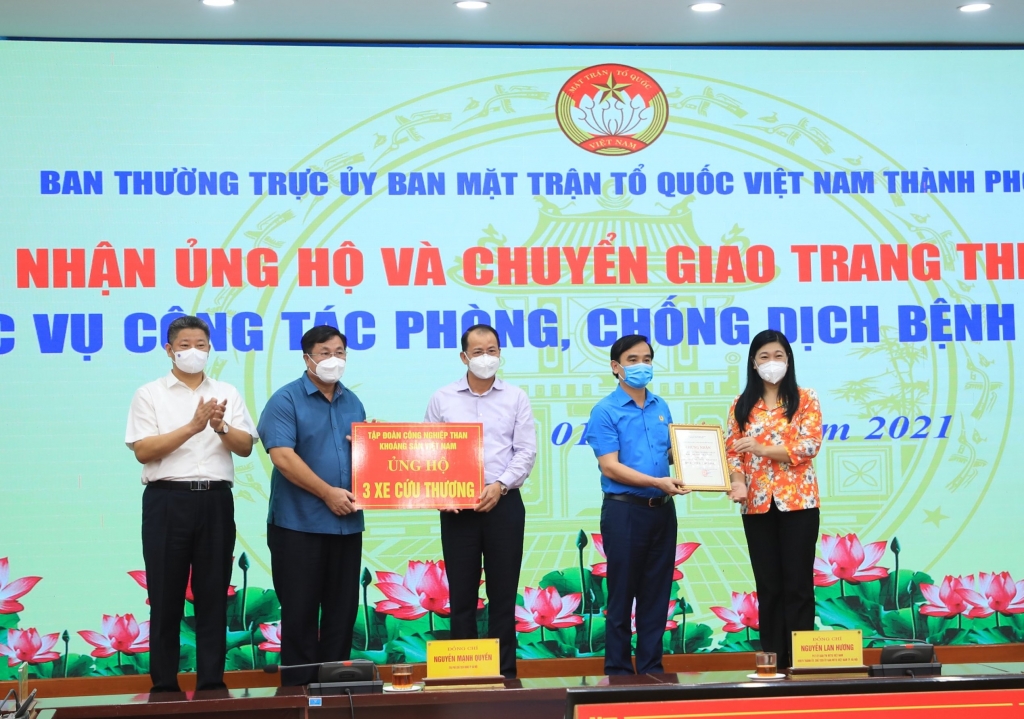 Ủy ban MTTQ Việt Nam TP Hà Nội chuyển giao 3 xe cứu thương cho quận Hoàng Mai