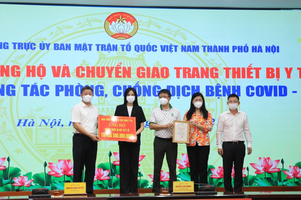 Chủ tịch Ủy ban MTTQ Việt Nam TP Nguyễn Lan Hương và Phó Chủ tịch UBND TP Nguyễn Mạnh Quyền tiếp nhận ủng hộ 