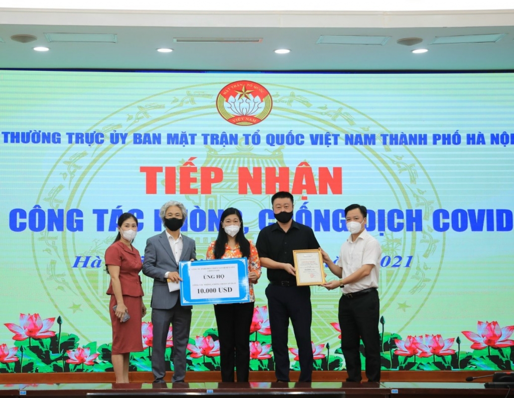 Ủy ban MTTQ Việt Nam TP Hà Nội tiếp nhận ủng hộ từ Công ty TNHH phát triển Nam Bình Xuyên Green Park