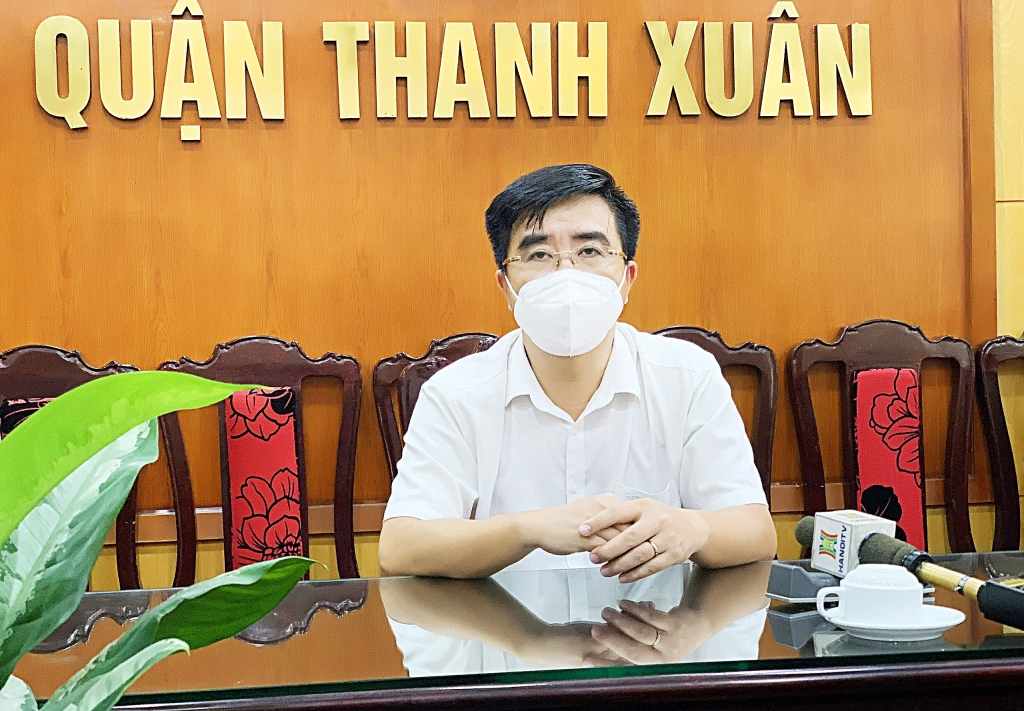Chủ tịch UBND quận Thanh Xuân Võ Đăng Dũng thông tin với báo chí
