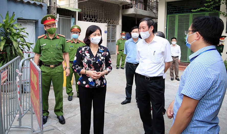 Phó Bí thư Thường trực Thành ủy Nguyễn Thị Tuyến kiểm tra công tác phòng, chống dịch Covid-19 tại khu cách ly y tế tập thể X55, xã Ngũ Hiệp (huyện Thanh Trì)