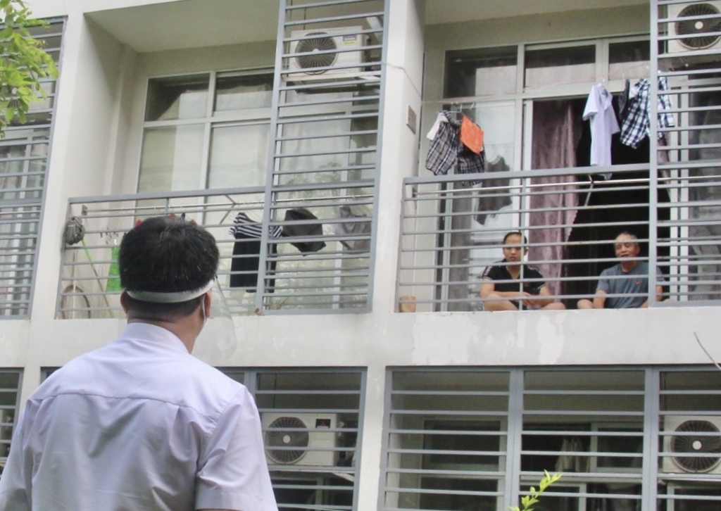 Người dân trao đổi về cuộc sống tại nơi ở mới với Đoàn kiểm tra của quận Thanh Xuân