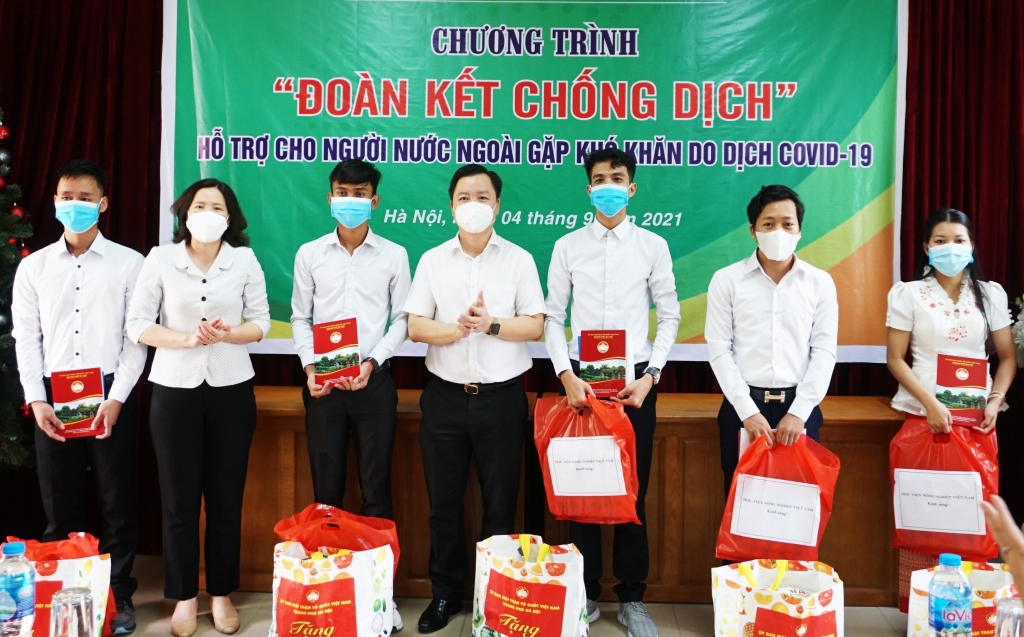 Chủ tịch Hội LHPN Việt Nam TP Hà Nội và Phó Chủ tịch Ủy ban MTTQ Việt Nam TP Hà Nội Nguyễn Sỹ Trường trao hỗ trợ cho các sinh viên nước ngoài