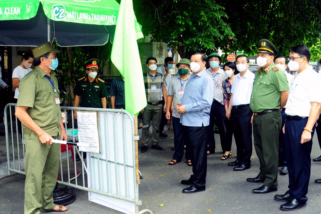 Bí thư Thành ủy Hà Nội Đinh Tiến Dũng, Chủ tịch UBND thành phố Hà Nội Chu Ngọc Anh kiêm tra công tác phòng, chống dịch Covid-19 tại đường Xuân Tảo (quận Bắc Từ Liêm)