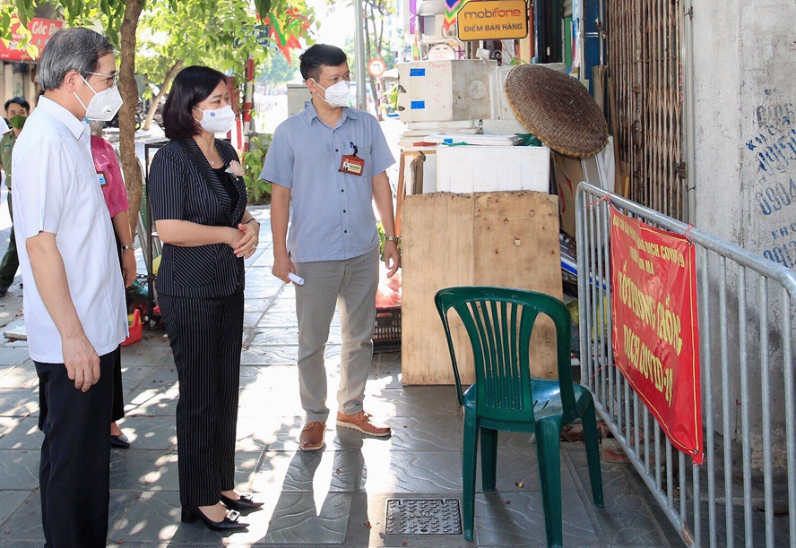 Phó Bí thư Thường trực Thành ủy Nguyễn Thị Tuyến kiểm tra một khu vực phong tỏa trên địa bàn phường Kim Mã (quận Ba Đình)